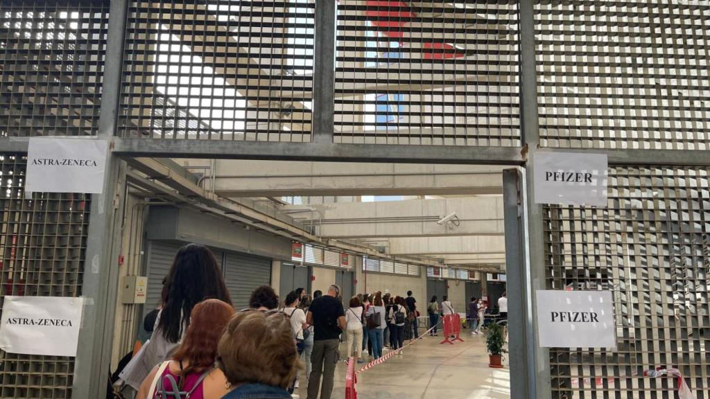 Los ciudadanos se agolpan en la cola de AstraZeneca para la segunda pauta en Murcia.
