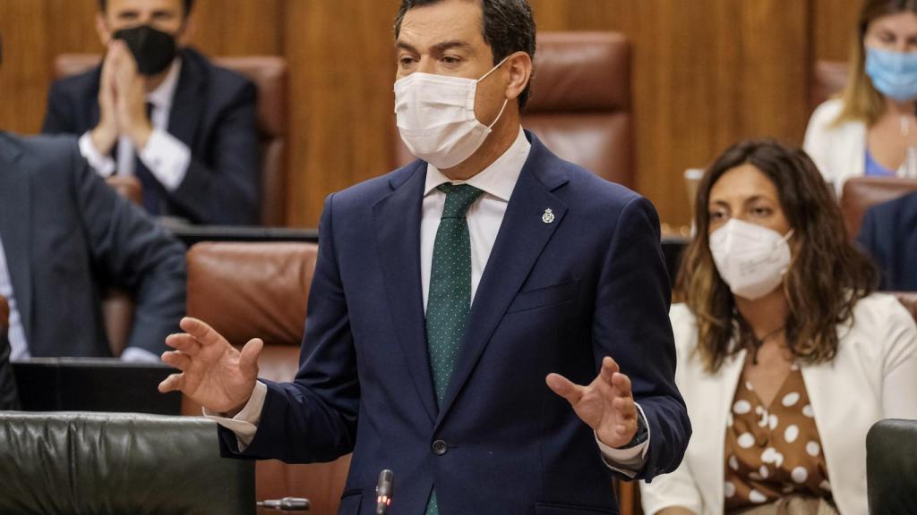 El presidente de la Junta, Juanma Moreno, durante la sesión de control en el Parlamento.