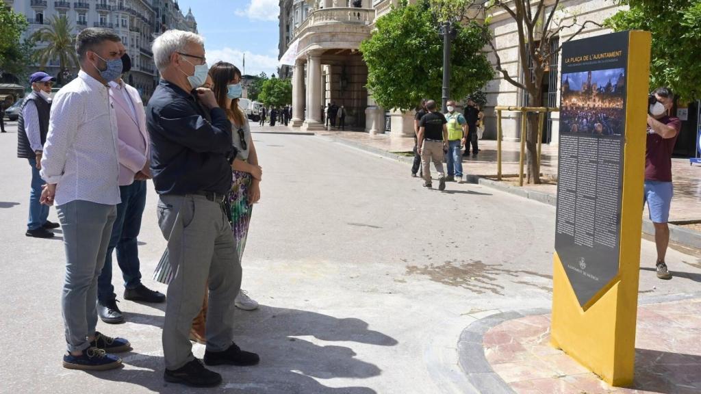 Joan Ribó, alcalde de Valencia, frente al monolito del 15-M instalado por Compromís en la Plaza del Ayuntamiento. EE