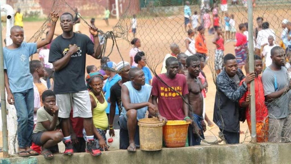 Un grupo de personas desplazadas del sus países de origen en el África subsahariana.