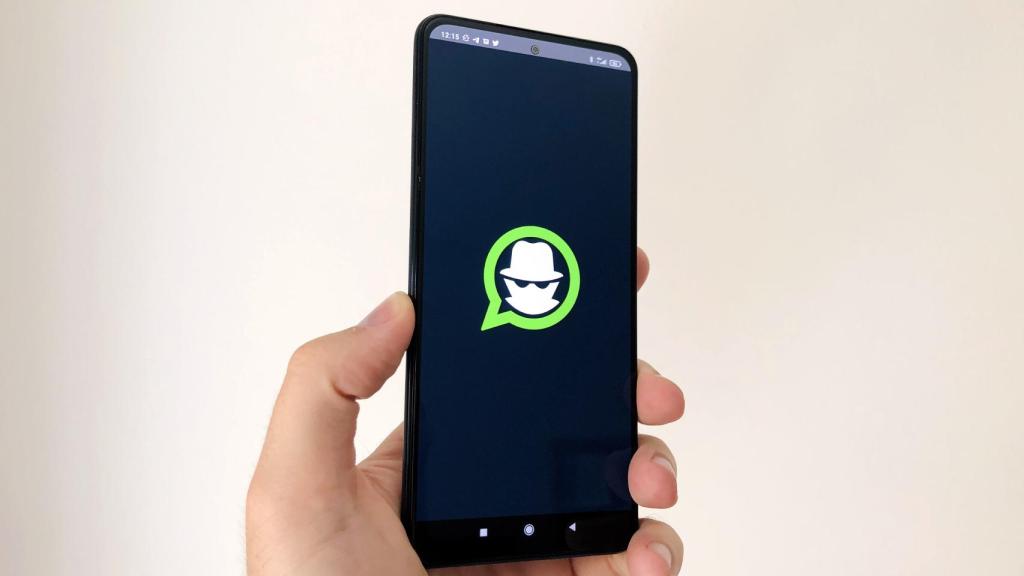 Hay que descargar la aplicación WhatzSeen.