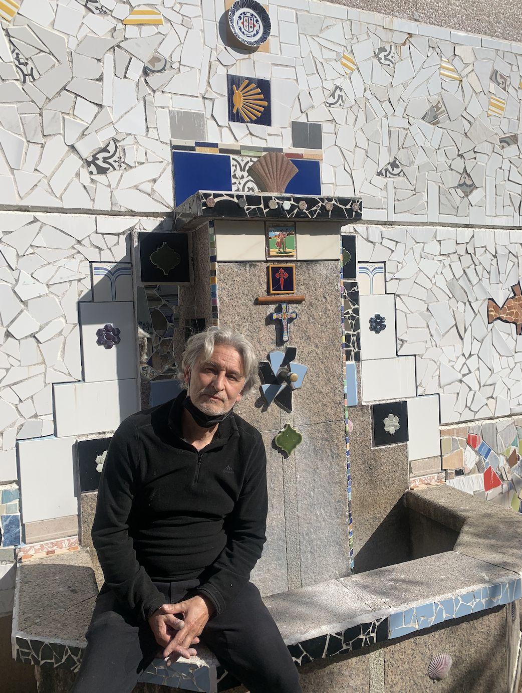 Julio Ferreiro junto a la fuente de A Espiñeira