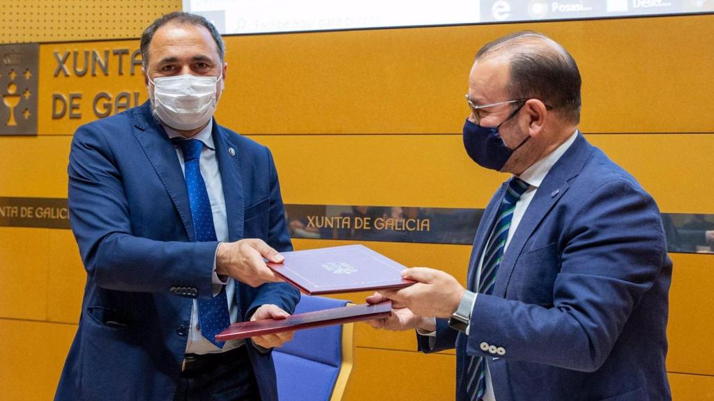 El conselleiro de Sanidade, Julio García Comesaña, en la firma del convenio con el rector de la Universidade de Santiago de Compostela, Antonio López