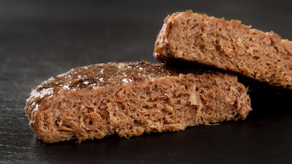 La hamburguesa vegana de Heura es la que se puede ver en esta imagen.