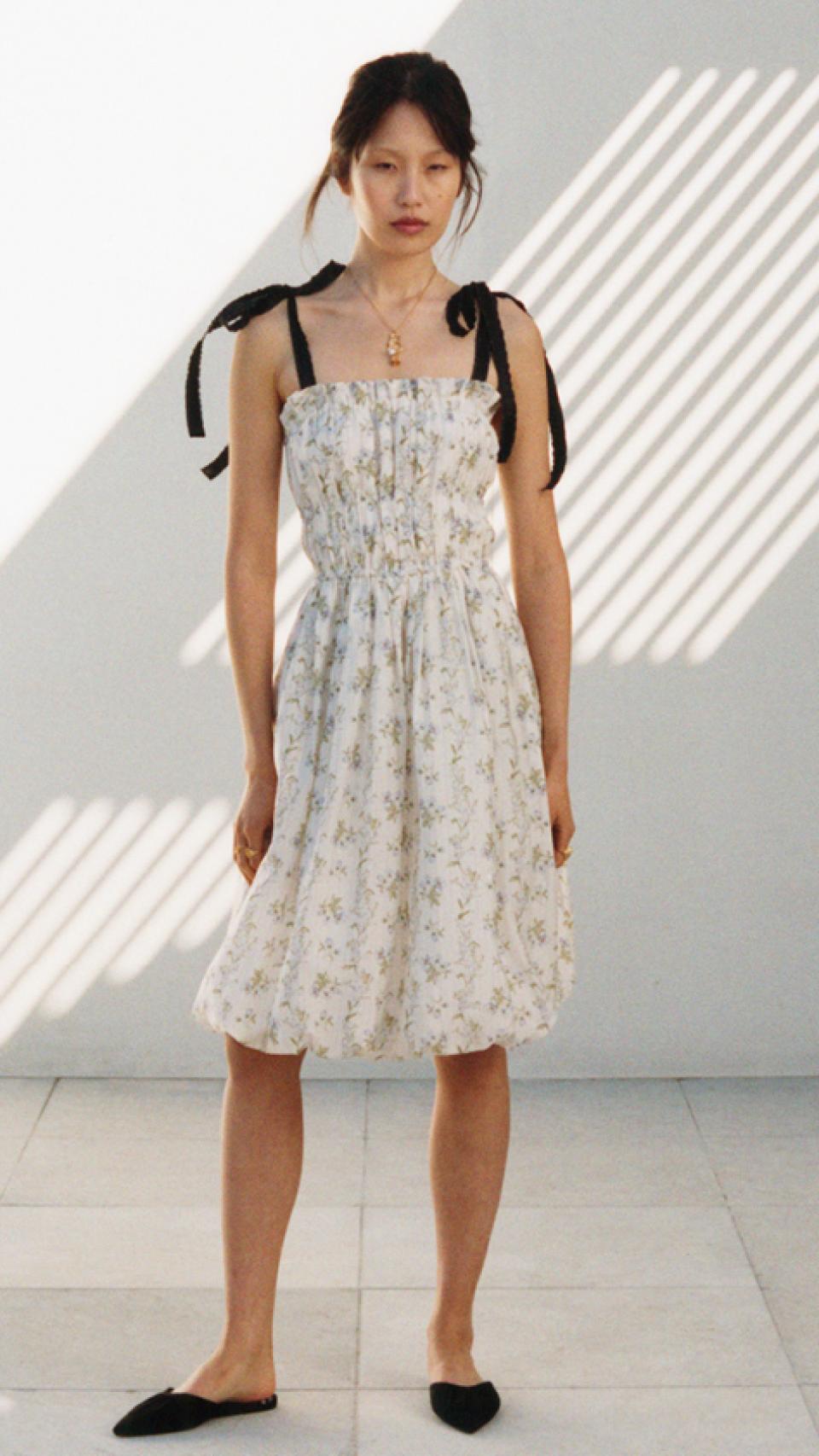 Uno de los vestidos de la colección, con fruncido en la parte superior y tirantes en forma de lazos.