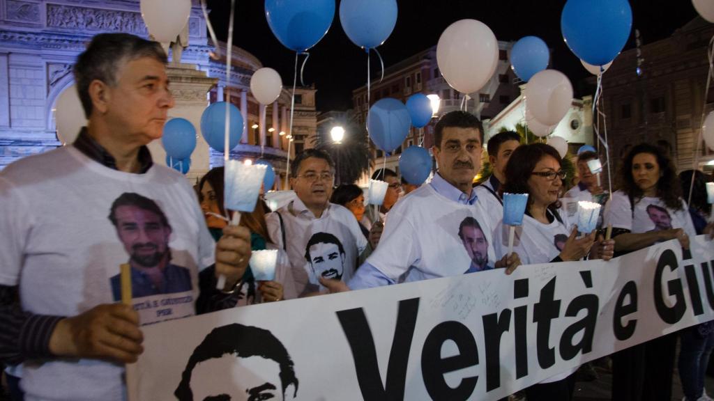 La familia Biondo en una de las procesiones con velas en honor a Mario por las calles de Palermo.