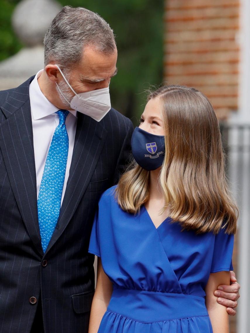 El rey Felipe y la princesa Leonor, a juego en el color azul, se miran cariñosamente.