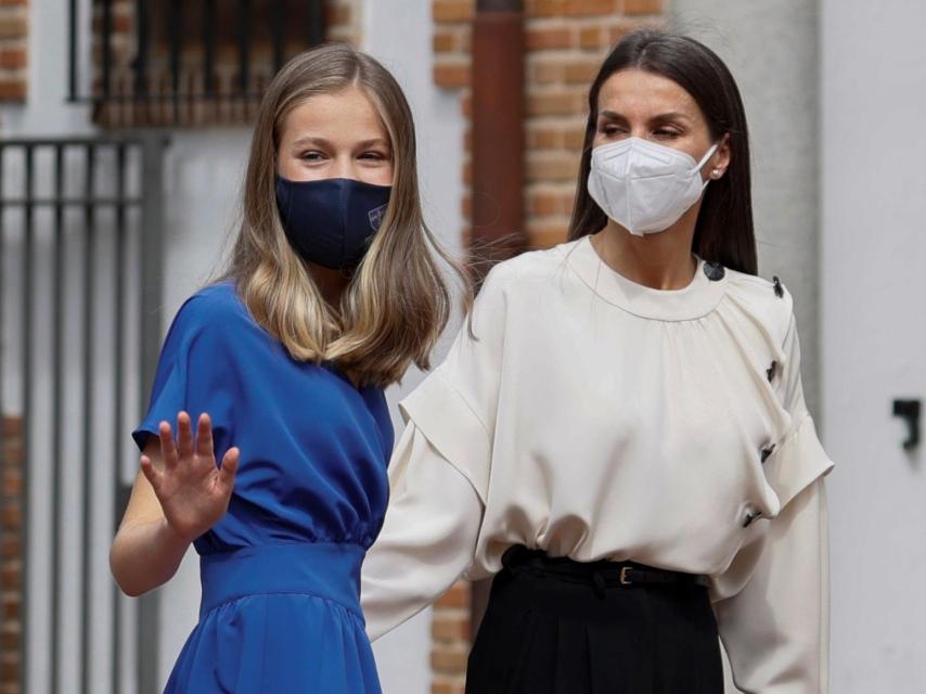 La reina Letizia junto a su hija, la princesa Leonor, que saluda a la prensa.