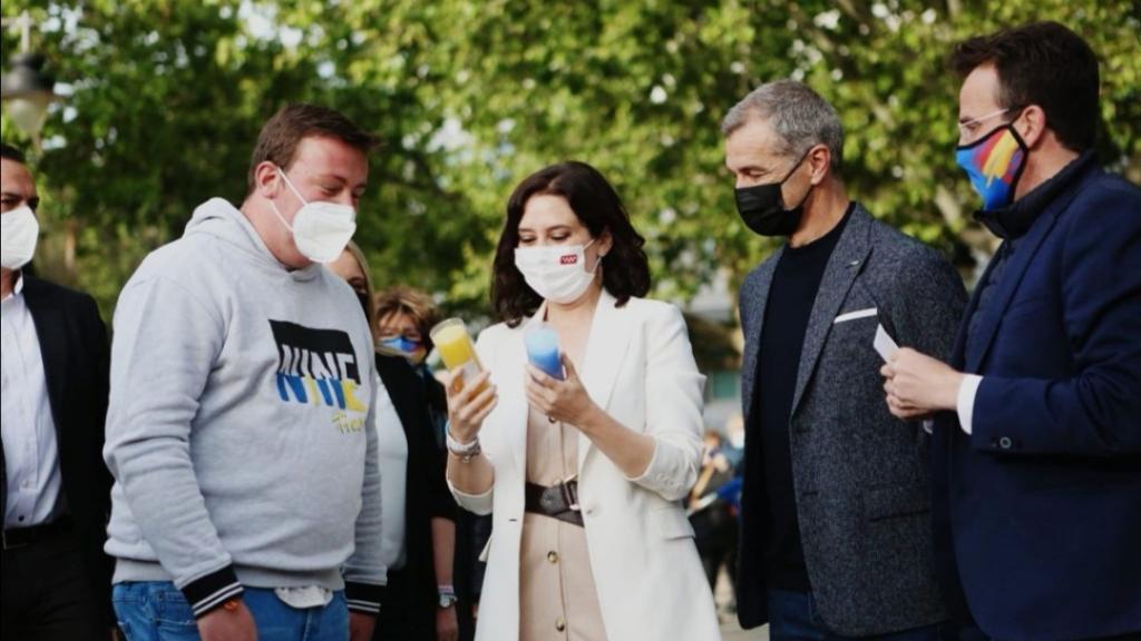 El empresario Nacho Pedrera regalando dos velones de 'San Ayuso' a la presidenta de la Comunidad de Madrid.