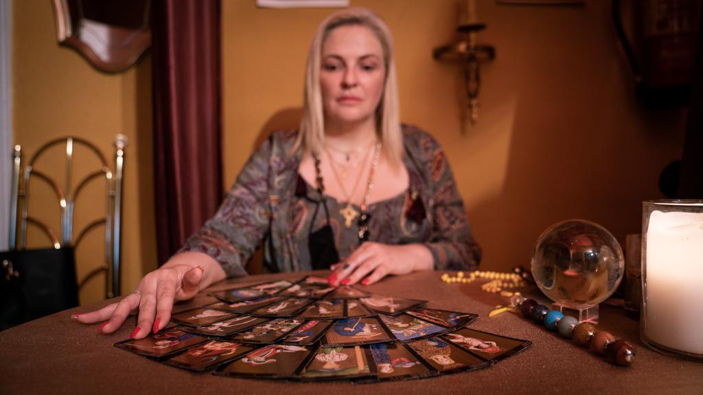 En el Templo Esotérico Nalex, Ángeles lee el tarot y ejerce como médium.