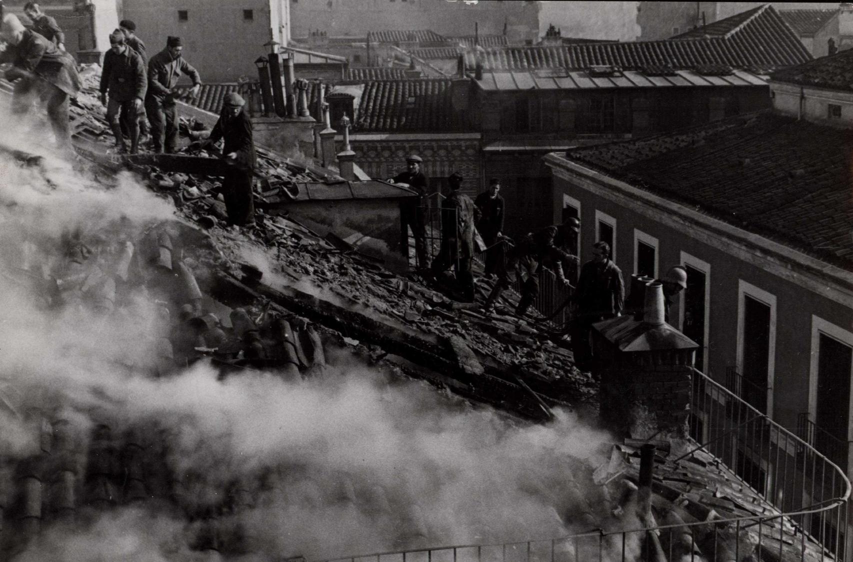 Incendio en la cubierta del edificio de la calle Barquillo 40 provocado por un bombardeo.