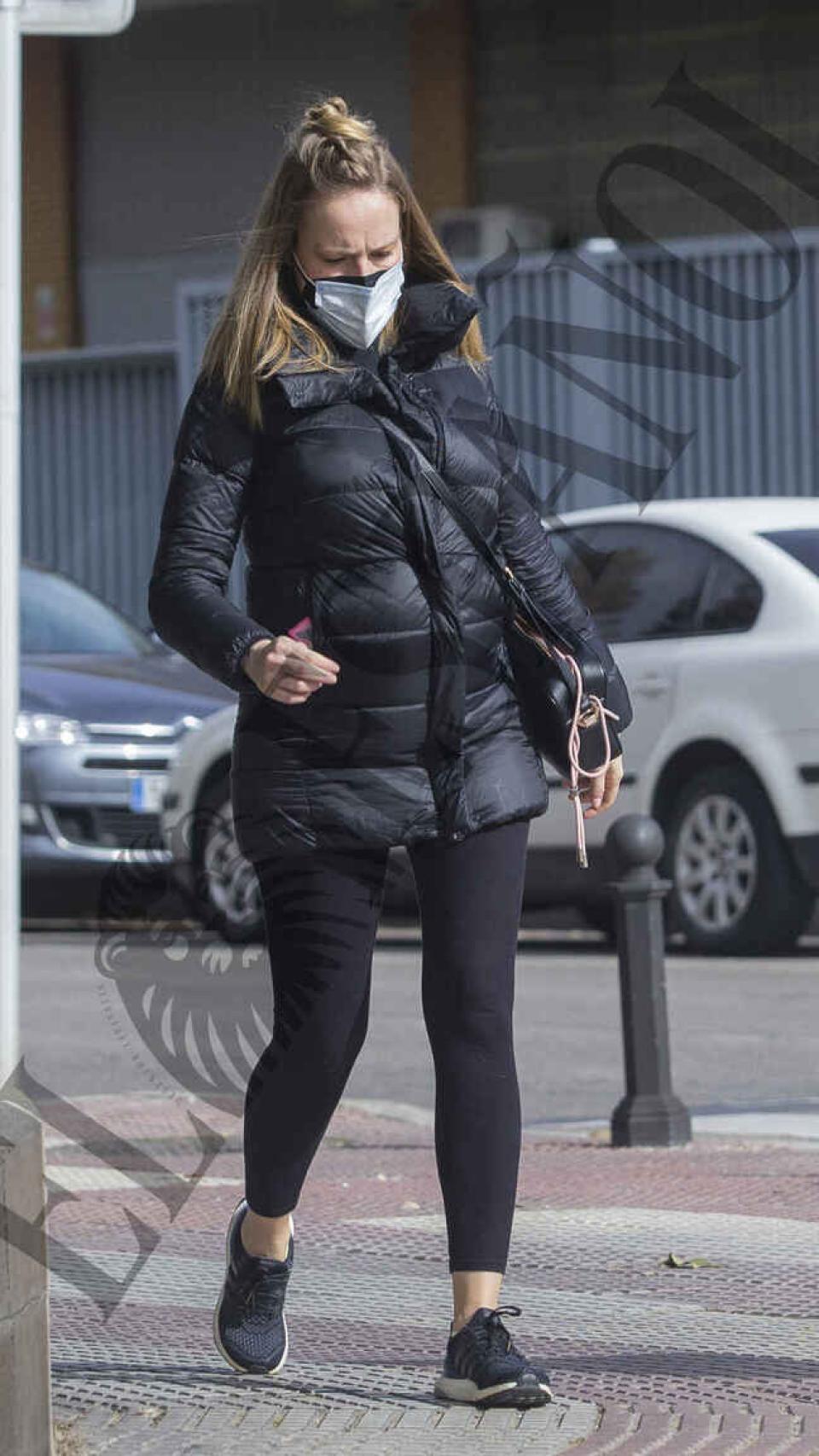 Esmeralda caminando luciendo su embarazo.