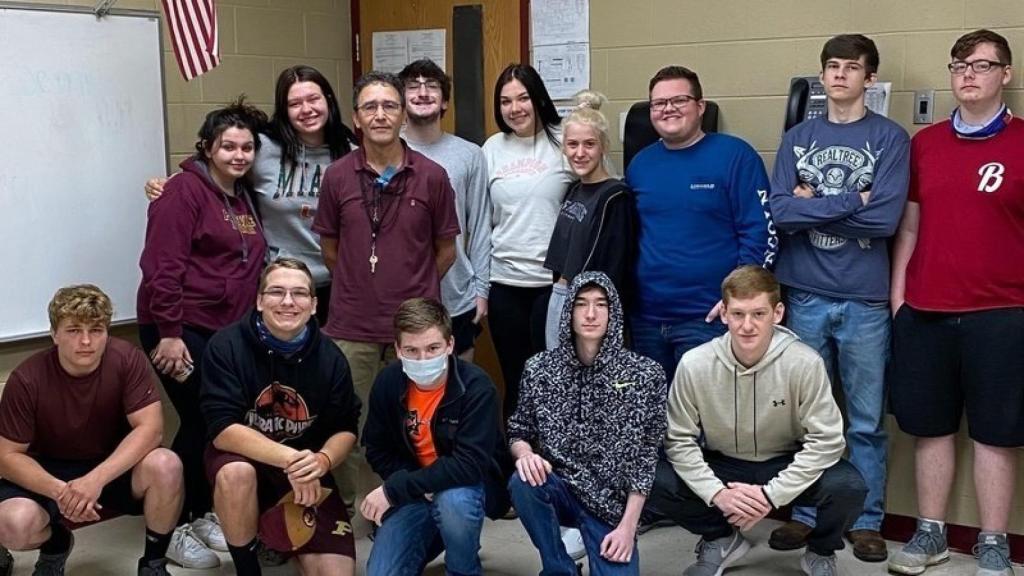 Ernesto junto a sus alumnos.