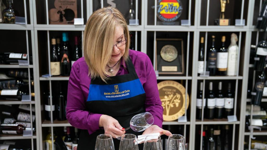 La analista Carmen usa una servilleta blanca como pantalla para poder ejecutar la fase visual de su análisis.