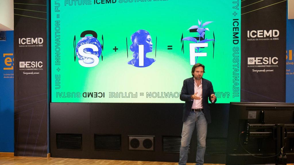 Enrique Benayas en la presentación del informe de ICEMD