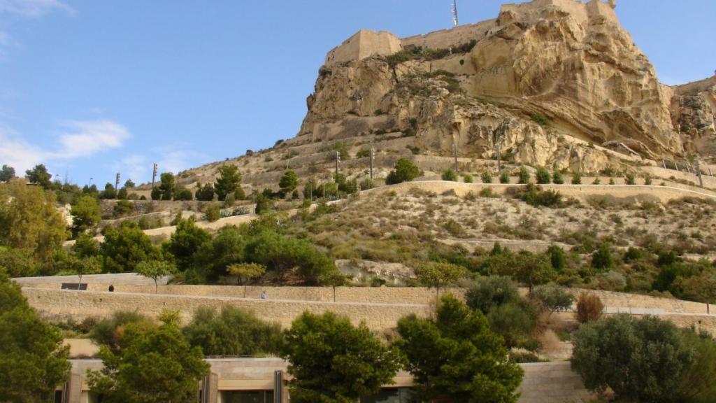 El castillo de Alicante visto desde el casco antiguo de la ciudad.