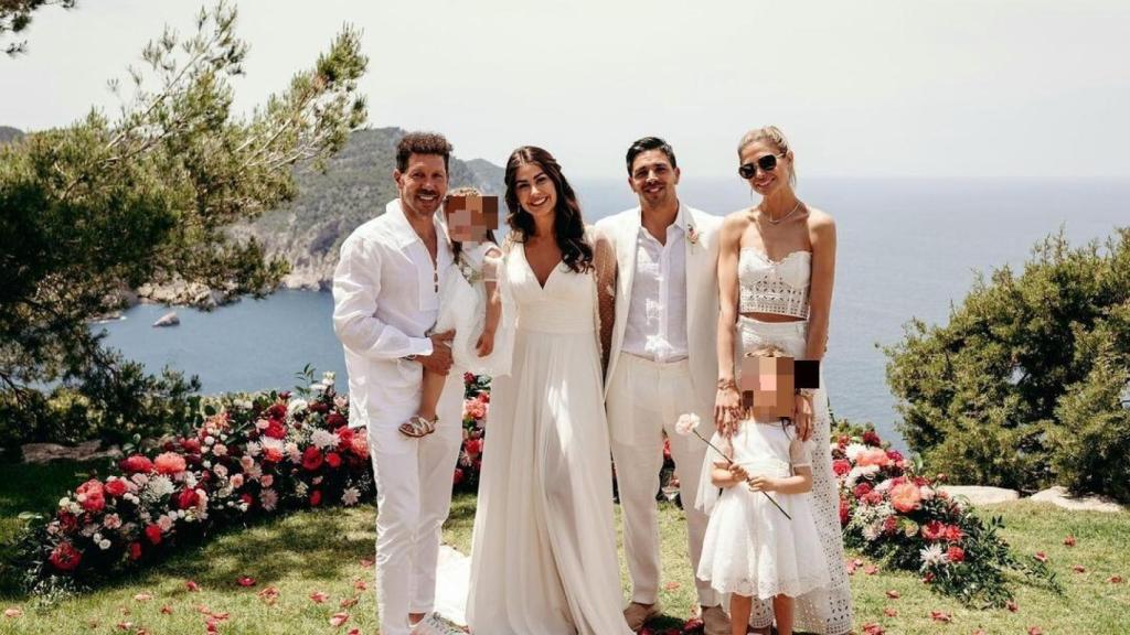 Diego Simeone y Carla Pereyra acuden a la boda ibicenca del hijo mayor del entrenador