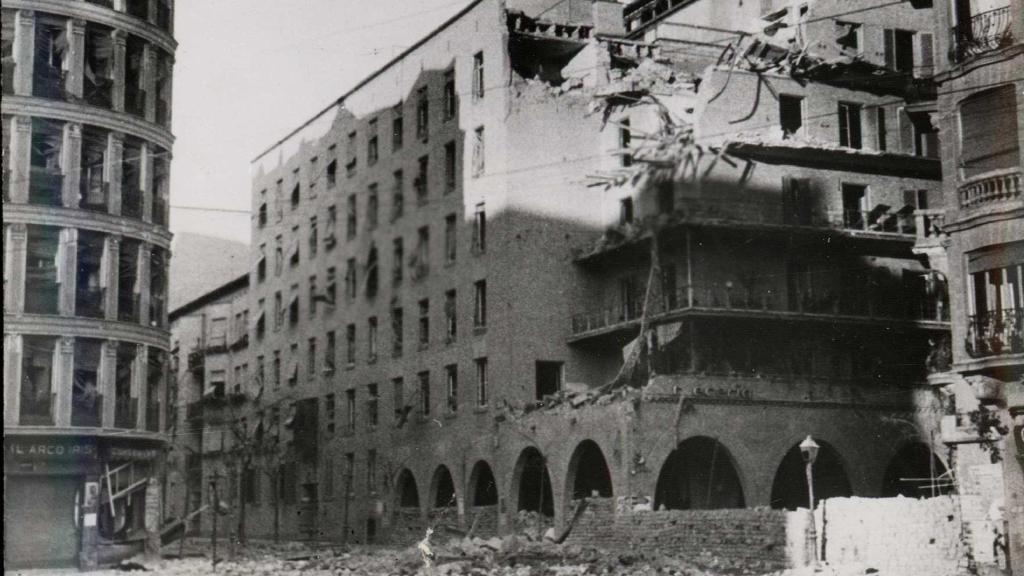 Efectos de un bombardeo sobre la Casa de las Flores.