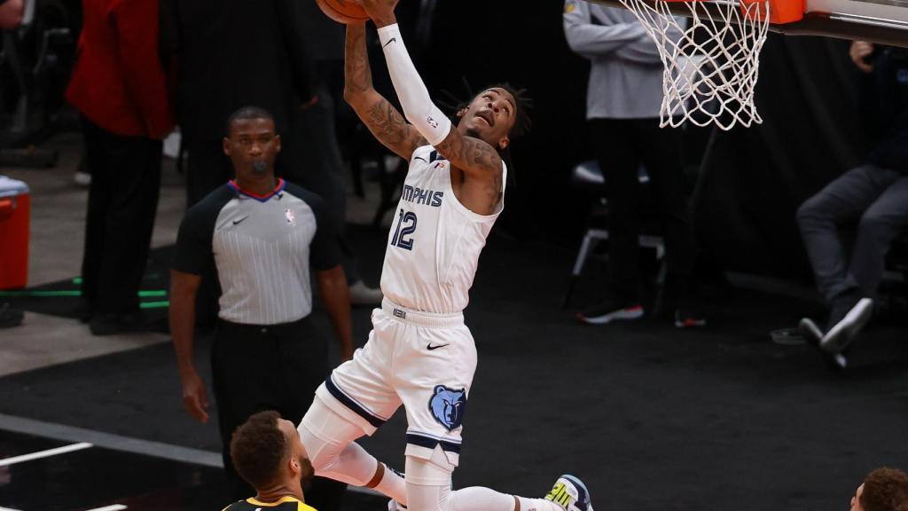 Ja Morant hace un mate de espaldas frente a los Jazz
