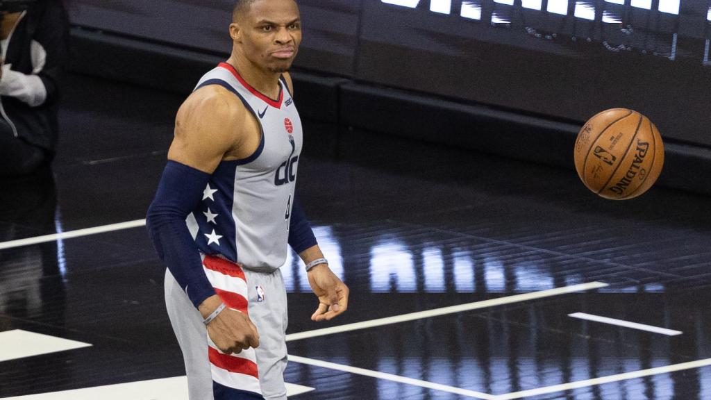 Russell Westbrook mira cabreado a la grada en un partido con los Washington Wizards