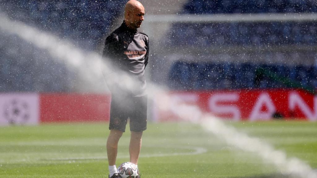 Guardiola observa el entrenamiento de sus jugadores