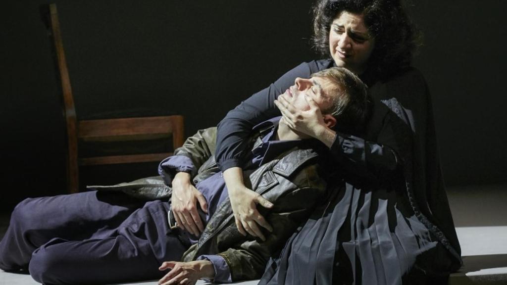 Pablo García-López y María Miró en un momento de 'Tránsito'. Foto: Jesús Ugalde