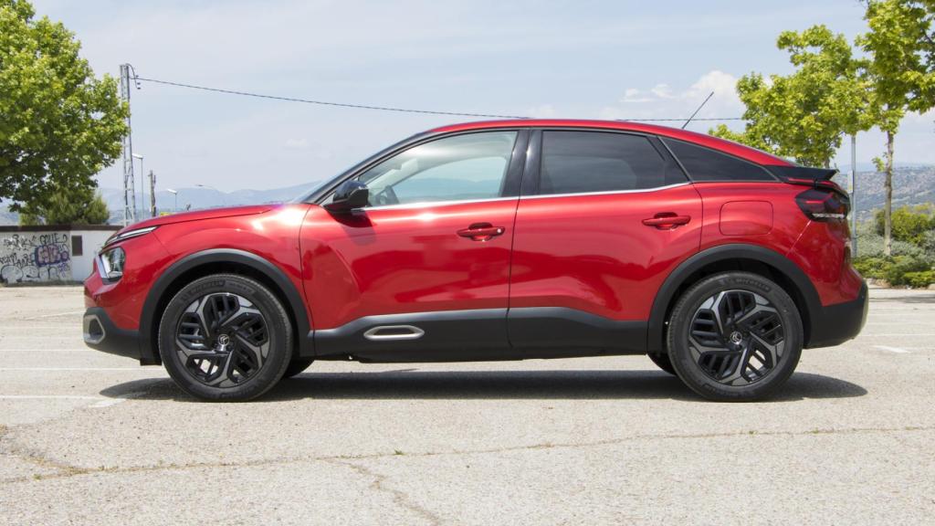 Tiene una estética diferente con mayor altura libre al suelo.