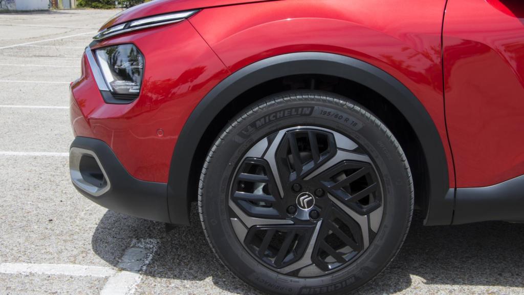 Las llantas tienen tamaños mayores para así dar un aspecto más de crossover.