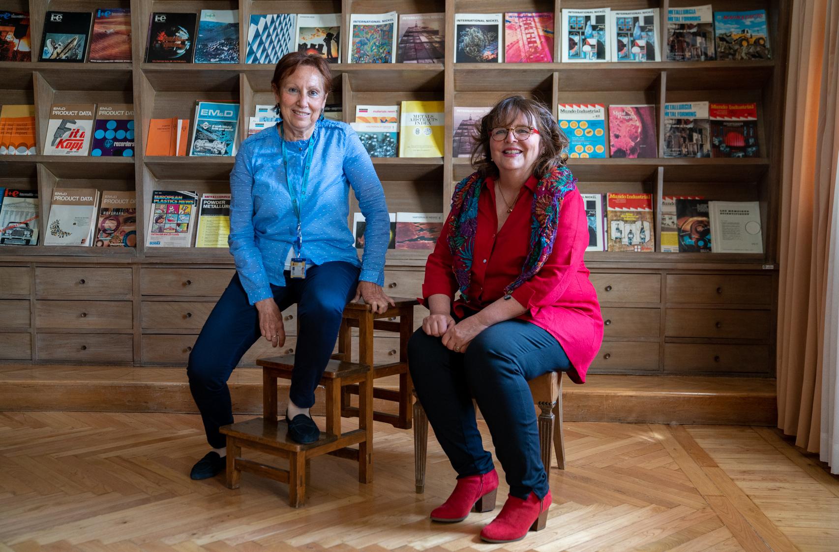 Las jefas de laboratorio, Pilar Valles y Alina Agüero, en la biblioteca del INTA.