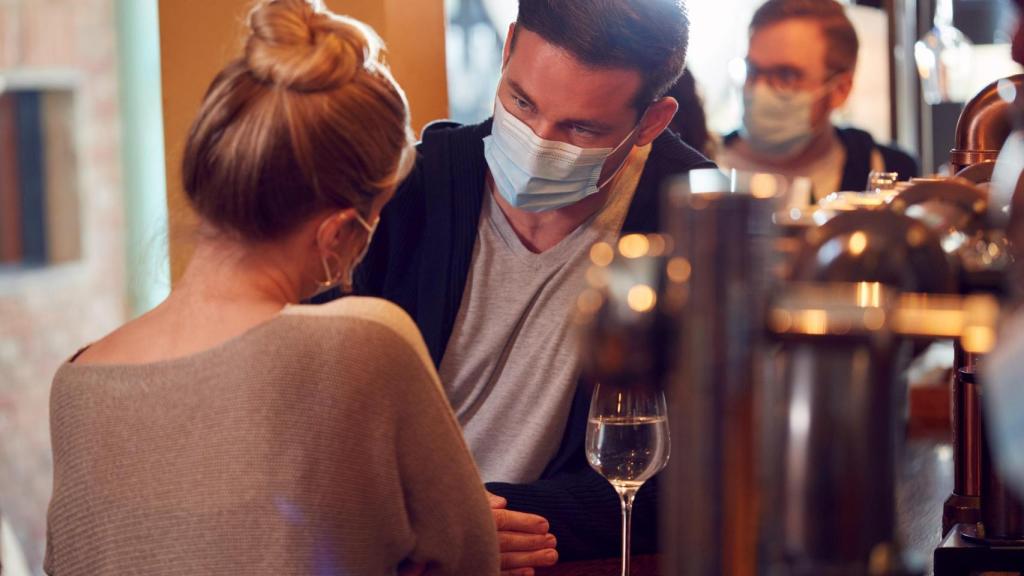 bar pareja mascarilla