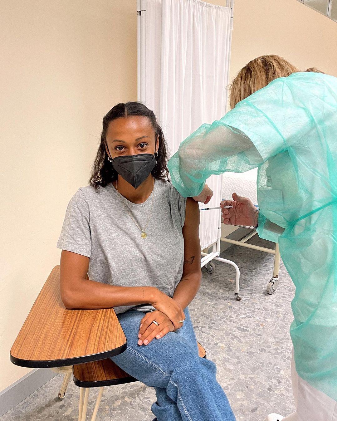 Ana Peleteiro, tras recibir su primera dosis contra el coronavirus.