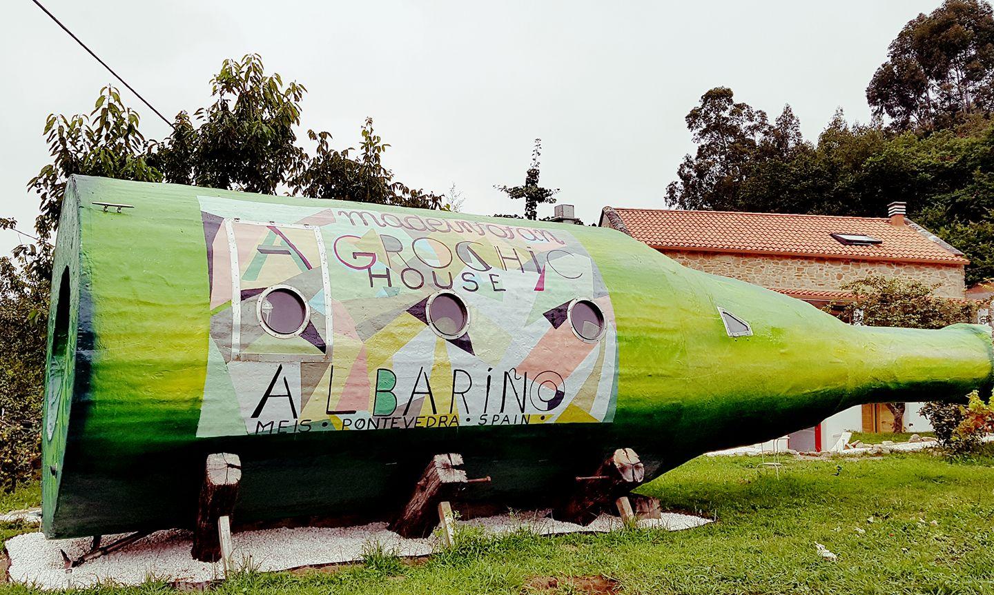 Hotel botella de Alvariño, en Meis. Fuente: Facebook @madeinfofan 