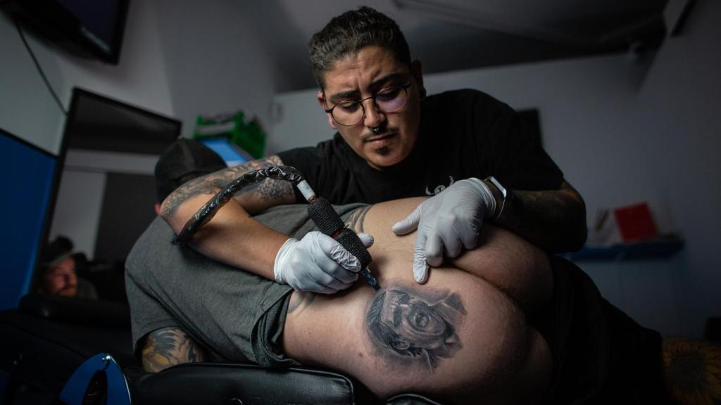 Leopoldo, mientras era tatuado por su hermano Gonzalo en el culo.