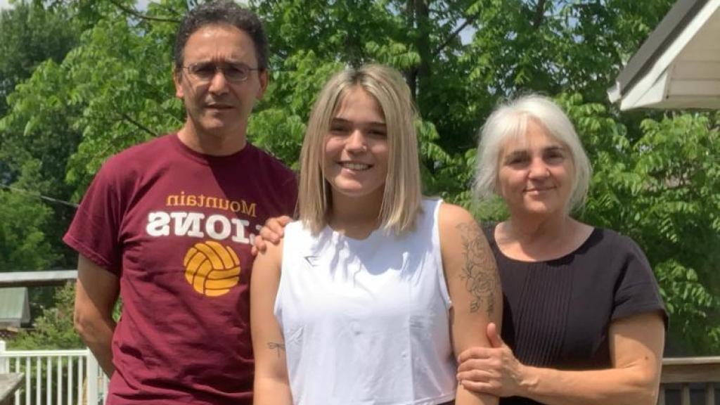 Ernesto García, su hija Adelaida (centro) y su mujer, Anabel González.