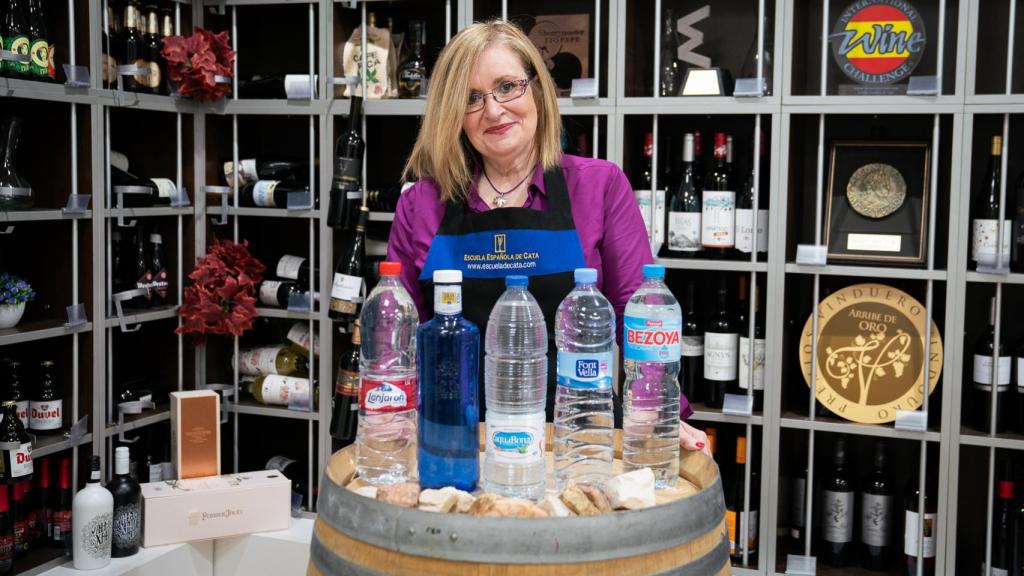 Las cinco aguas minerales de marca probadas por Carmen, directora de la Escuela Española de Cata.