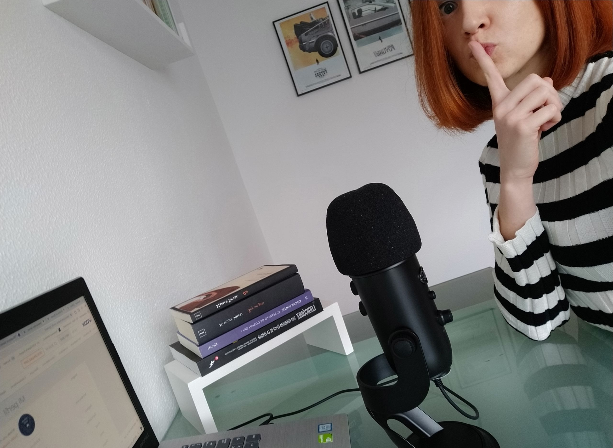 Ruth grabando su podcast Babilonia Books.