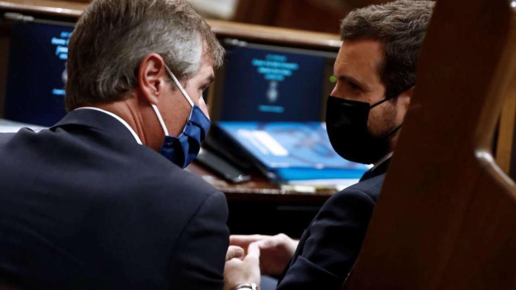 González Terol con Casado, durante una sesión parlamentaria.