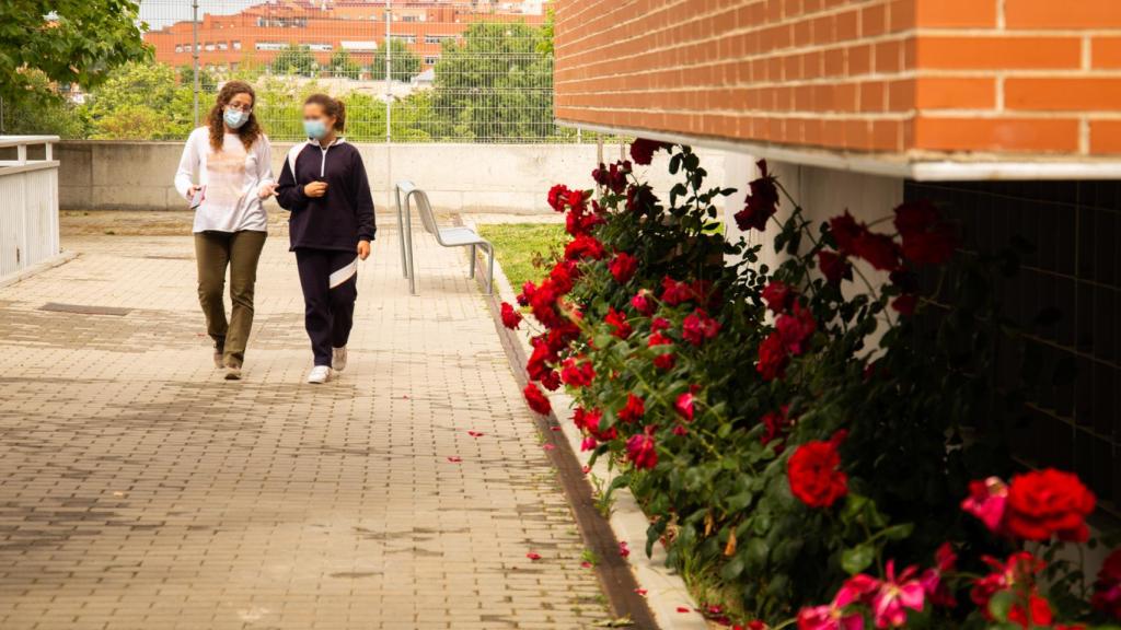 Una alumna de Fuenllana camina junto a su tutora.