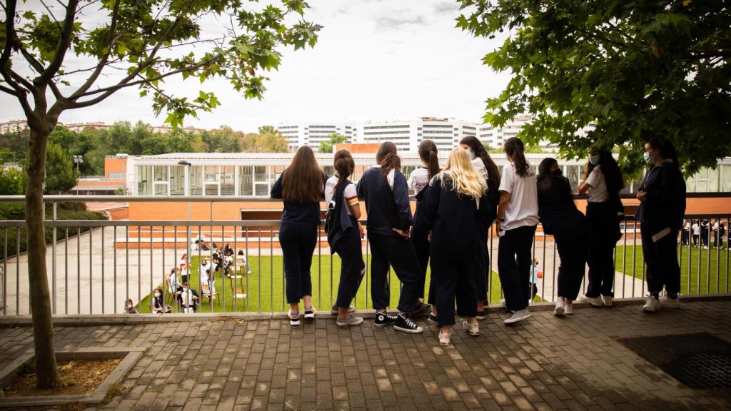 Un grupo de alumnas de Fuenllana durante el recreo.