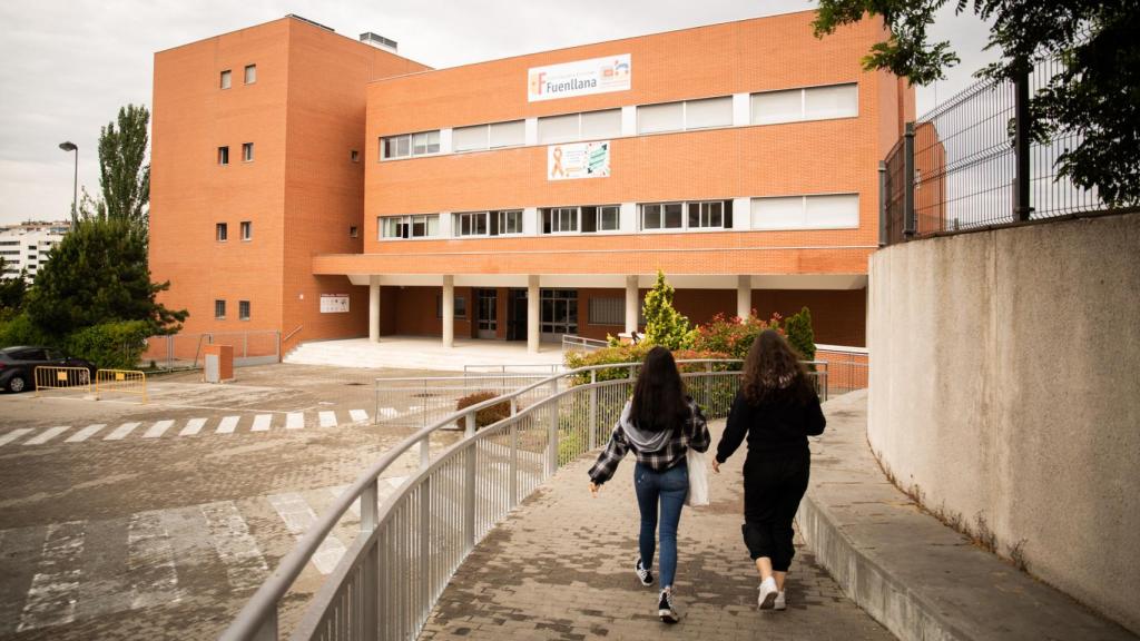 Dos alumnas entran en el colegio Fuenllana.