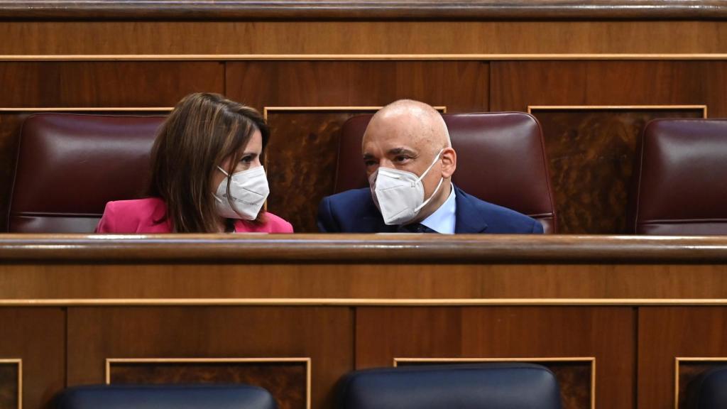 La portavoz parlamentaria socialista, Adriana Lastra, y el portavoz adjunto, Rafael Simancas.