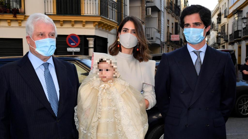 Los duques de Huéscar posando junto a su hija Rosario y Fernando Martínez de Irujo.