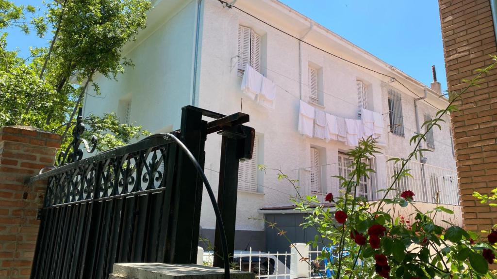 El burdel con las toallas tendidas, como si fuera un hotel.