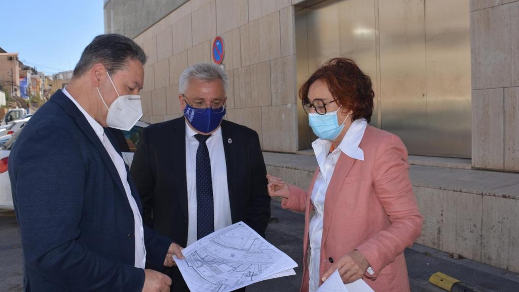 Manzanaro, Manresa y Castells consultan el boceto de la ampliación del MACA.