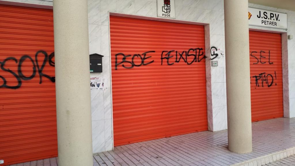 Las pintadas de este sábado en la fachada de la sede del PSPV en Petrer.