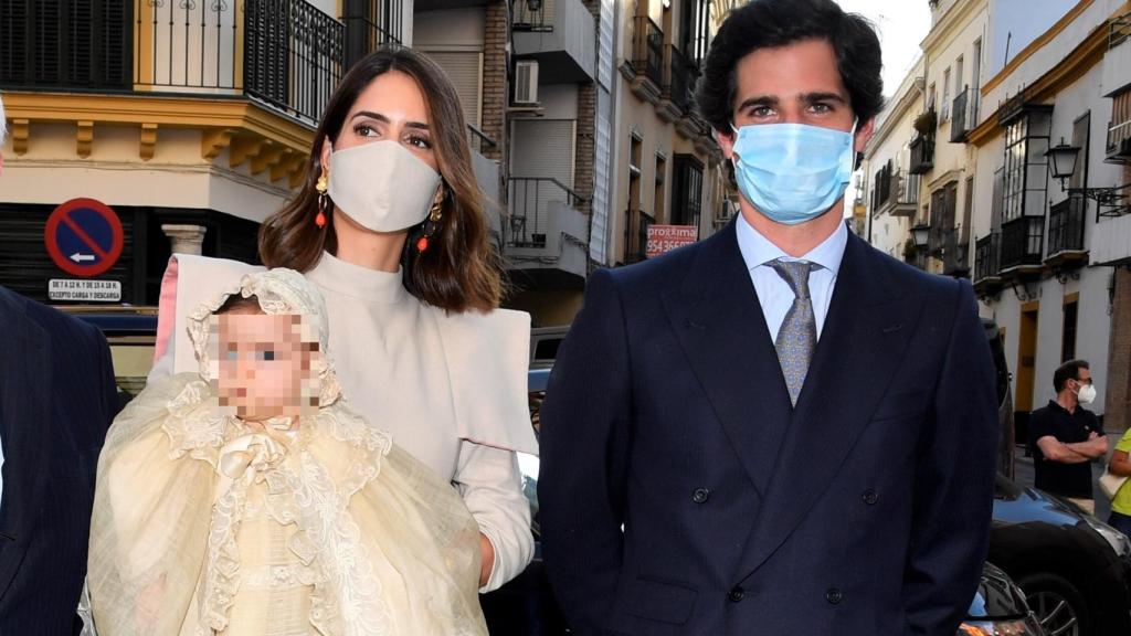 Los duques de Huéscar posando a las puertas de la iglesia junto a su hija Rosario.