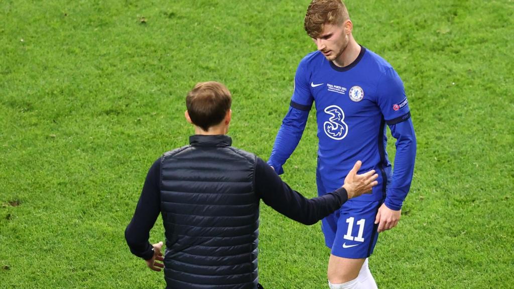 Werner se saluda con Tuchel tras ser sustituido en el Chelsea