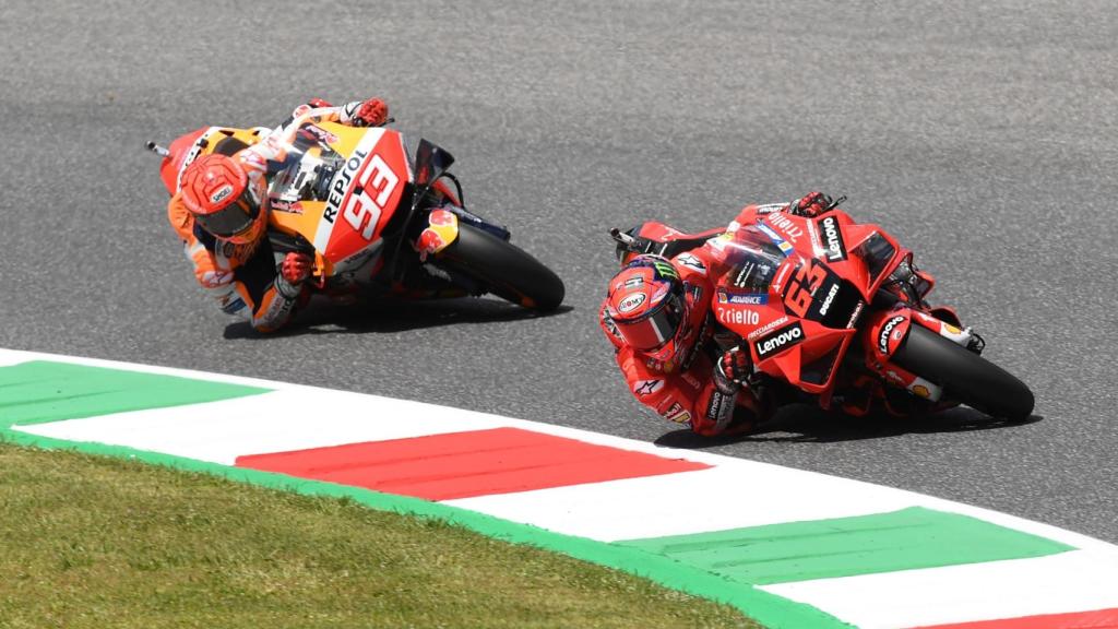 Bagnaia delante de Marc Márquez