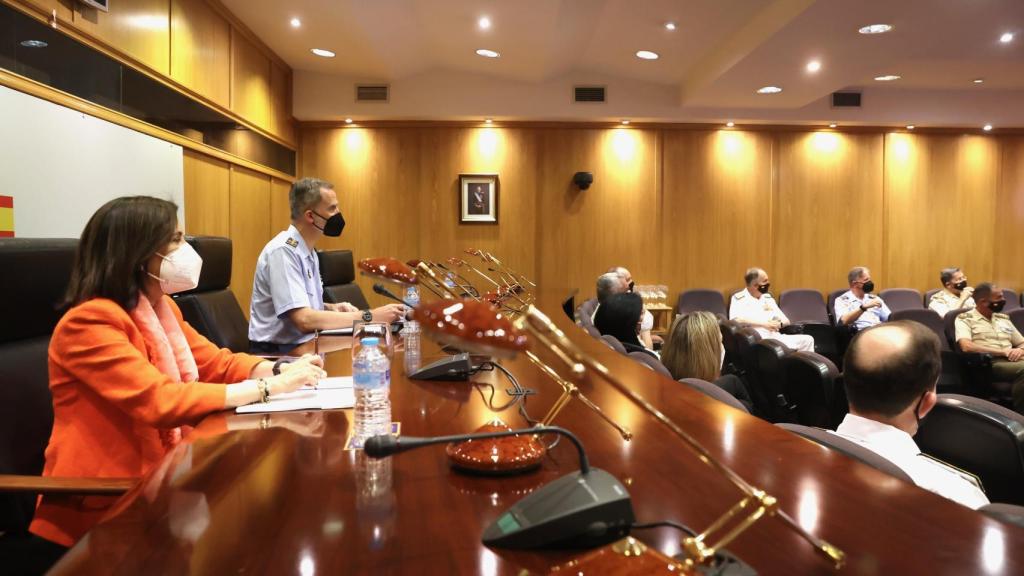 Margarita Robles, junto al Rey, conversando por videoconferencia con distintas unidades de las Fuerzas Armadas, en el Cuartel General del Estado Mayor.