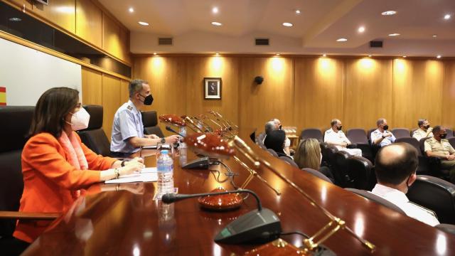 Margarita Robles, junto al Rey, conversando por videoconferencia con distintas unidades de las Fuerzas Armadas, en el Cuartel General del Estado Mayor.